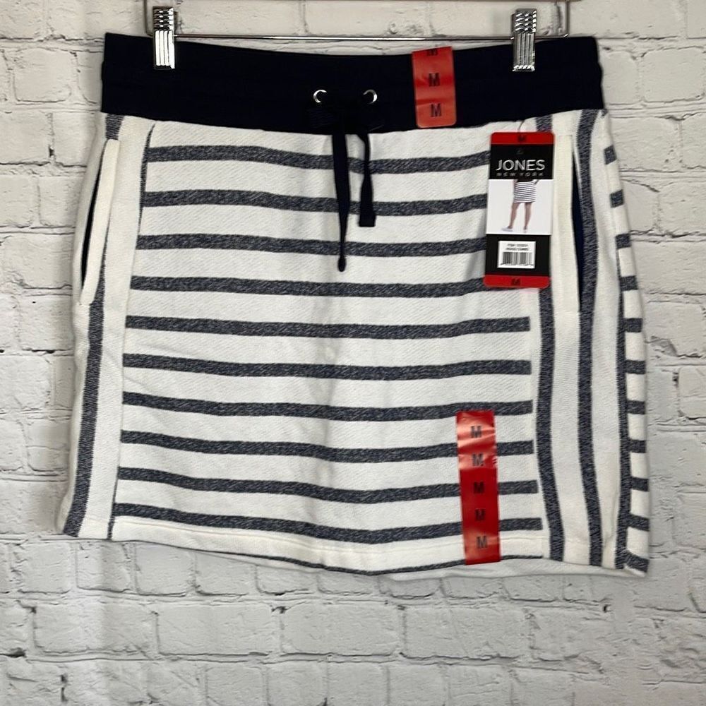 Jones‎ New York Women’s Navy Blue and Beige Striped Skort size Medium NEW